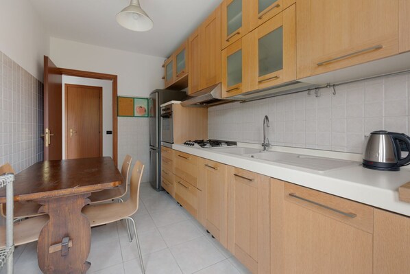 Réfrigérateur, four, plaque de cuisson, lave-vaisselle