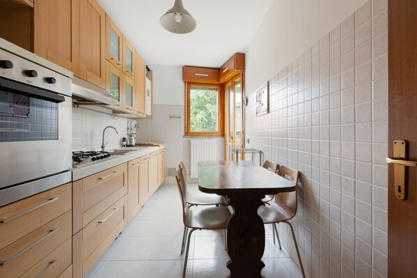 Fridge, oven, stovetop, dishwasher