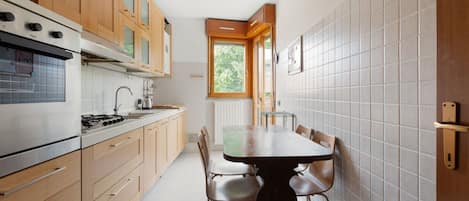 Kylskåp, ugn, spishäll och diskmaskin