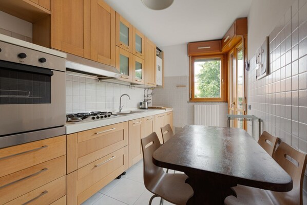 Een koelkast, een oven, een kookplaat, een vaatwasser