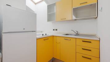 Kühlschrank, Mikrowelle, Herdplatte