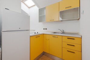 Fridge, microwave, stovetop