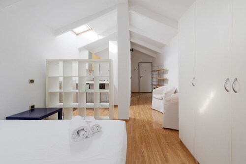 GuestHost - Milan Viale Umbria Bright Studio