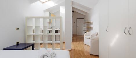 Tabla de planchar con plancha, wifi y ropa de cama