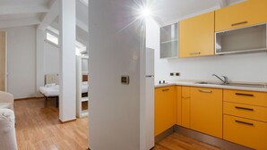 Eine moderne Küche mit gelben Schränken und einer weißen Arbeitsplatte.