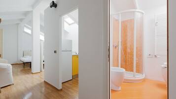 Douche, sĂšche-cheveux, bidet