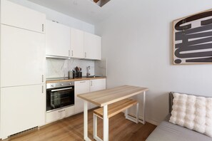 Een koelkast, een oven, een kookplaat, een vaatwasser