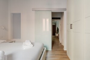 1 dormitorio, tabla de planchar con plancha, wifi y ropa de cama