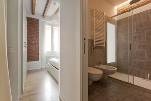 Dusj, hårføner og bidé