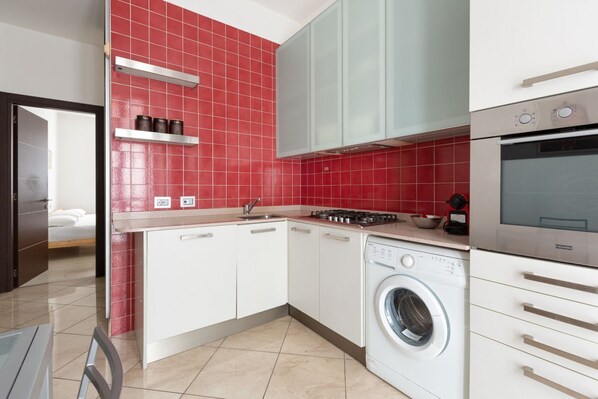 Fridge, oven, stovetop, dishwasher
