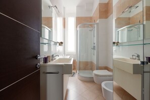 Dusj, hårføner og bidé