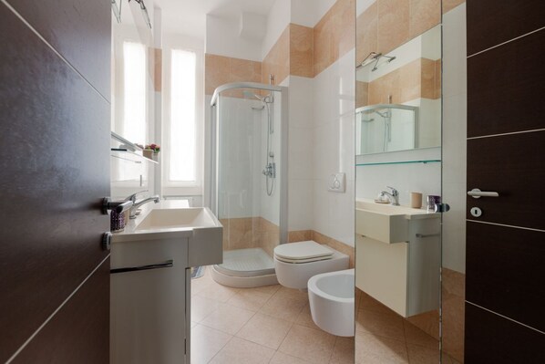 Regadera, secadora de cabello, bidet, toallas