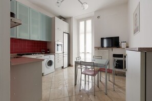 Frigorifero, forno, piano cottura, lavastoviglie