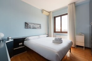Iron/ironing board, WiFi, bed sheets