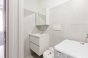 Regadera, secadora de cabello, bidet, toallas 
