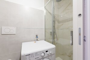 Douche, sèche-cheveux, bidet, serviettes fournies
