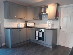 Fridge, microwave, oven, stovetop - RecentlyRefurbished-Sleeps8-FreeParking (Coleraine)