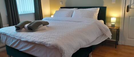 4 bedrooms, iron/ironing board, WiFi, bed sheets