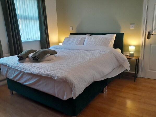 4 bedrooms, iron/ironing board, WiFi, bed sheets - RecentlyRefurbished-Sleeps8-FreeParking (Coleraine)