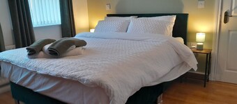 RecentlyRefurbished-Sleeps8-FreeParking