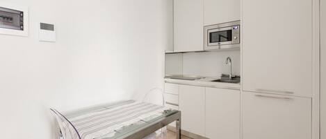 Réfrigérateur, micro-ondes, four, plaque de cuisson