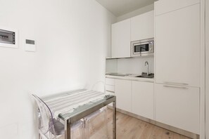 Een koelkast, een microgolfoven, een oven, een kookplaat