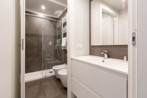 Doccia, asciugacapelli, bidet