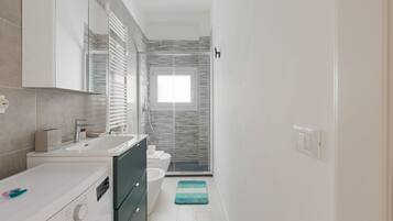 Doccia, asciugacapelli, bidet