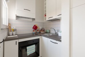 Fridge, oven, stovetop, cookware/dishes/utensils