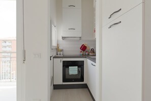 Réfrigérateur, un four, surface de cuisson, grille-pain
