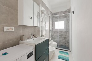 Dusj, hårføner og bidé