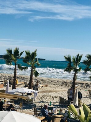Una spiaggia nelle vicinanze