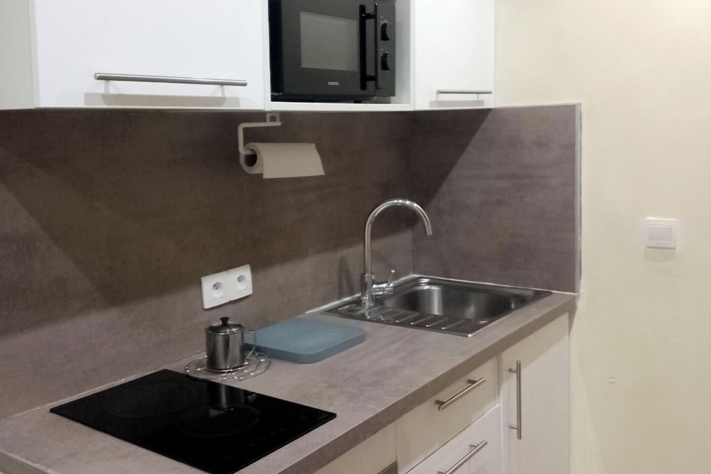Coffee/tea maker, fridge, microwave, oven