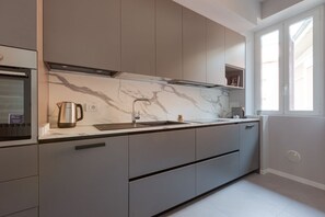 Fridge, oven, stovetop, dishwasher