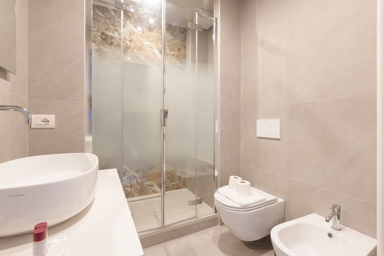 Regadera, secadora de cabello, bidet 