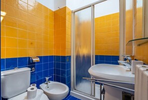 Dusche, Haartrockner, Bidet