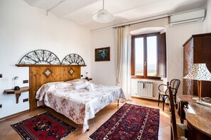 4 habitaciones, tabla de planchar con plancha, wifi y ropa de cama 