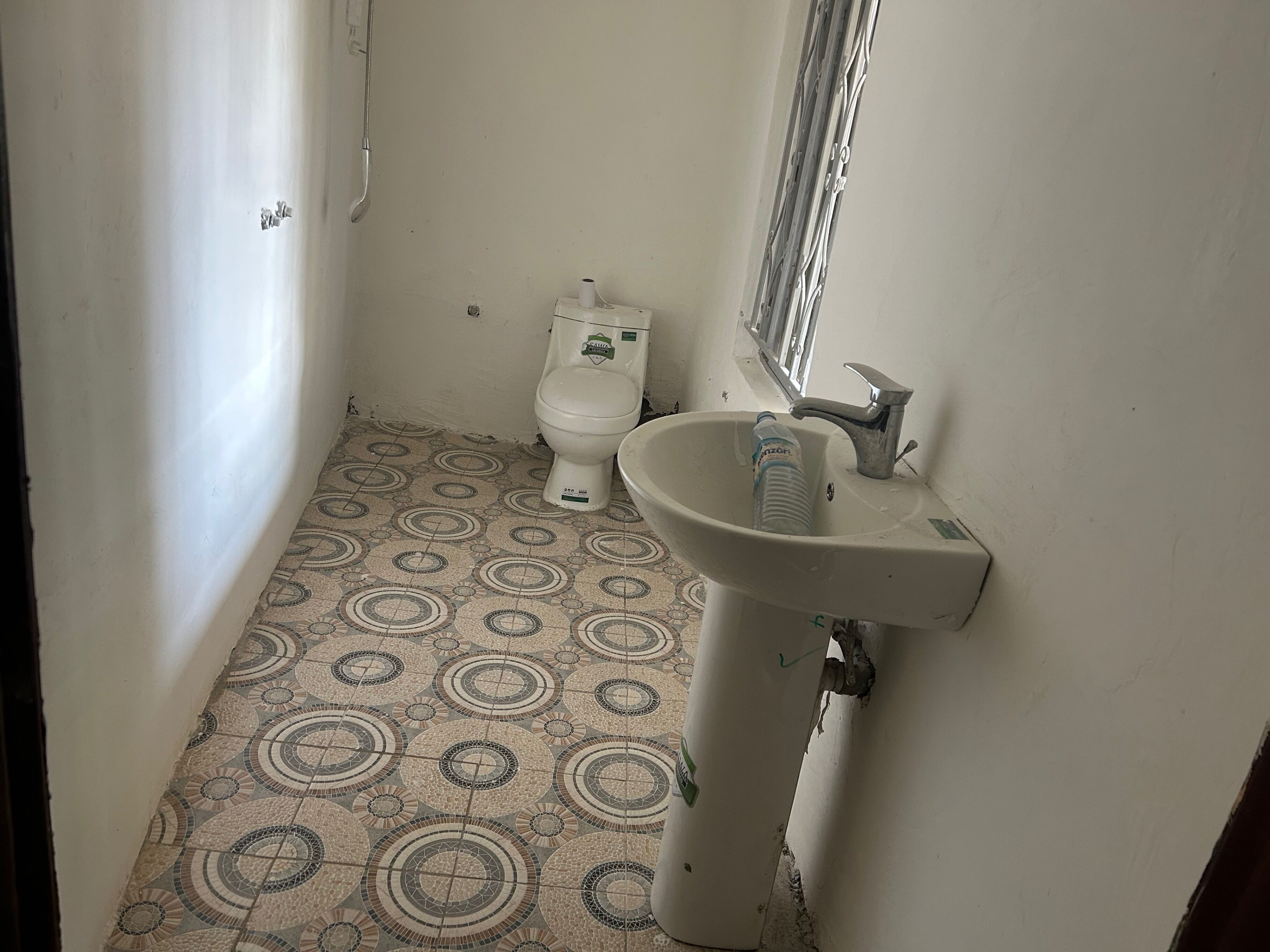 Un bagno piccolo con il water e un lavandino.