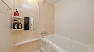 Apartment, Nichtraucher (2-person) | Badezimmer | Duschwanne, kostenlose Toilettenartikel, Haartrockner, Handtücher
