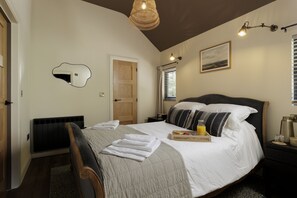 1 bedroom, iron/ironing board, Internet, bed sheets - Labrador Lodge -  a beautiful barn conversion sleeping two guests (Marlborough)