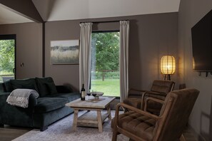TV - Labrador Lodge -  a beautiful barn conversion sleeping two guests (Marlborough)