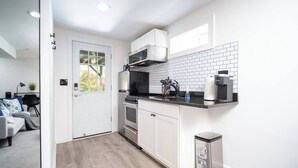Kaffetrakter/tekoker, kjøleskap, mikrobølgeovn og ovn