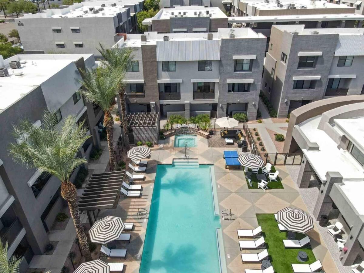 Cozy 2-bedroom with AC, fitness room, WiFi, by Glendale Stadium, free parking