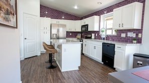 Een koelkast, een microgolfoven, een oven, een kookplaat