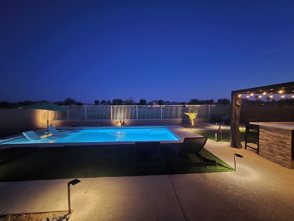 Een buitenzwembad en een verwarmd zwembad