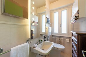 Regadera, secadora de cabello, bidet, toallas 