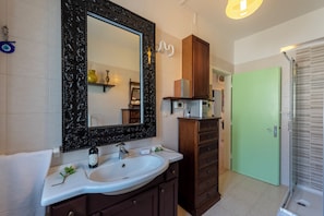 Dusche, Haartrockner, Bidet, Handtücher