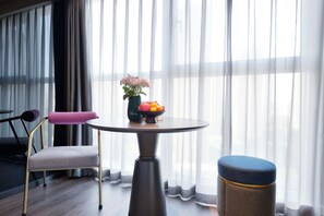 Escritorio, espacio para trabajar con un portátil, cortinas opacas