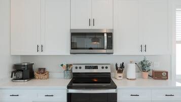 ثلاجة، ميكروويف، فرن، موقد طهي مسطح