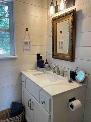 Hair dryer, towels, soap, shampoo - Cozy Rustic Cabin in Charming Russellville, KY (Russellville)